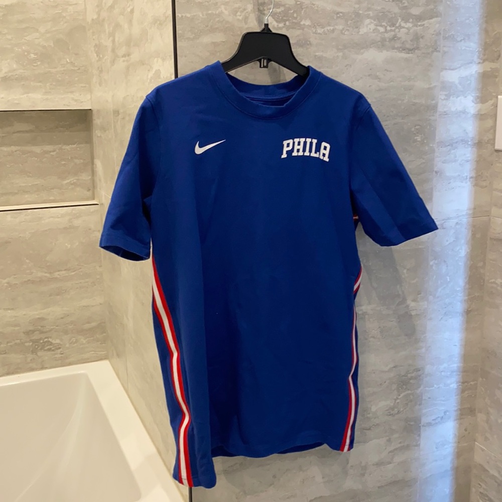 Nike Mens 76ers Fan Shirt